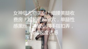 酒店摄像头偷拍小哥和好友一块3P个颜值和身材都不错的美女一边干一边开着手电照